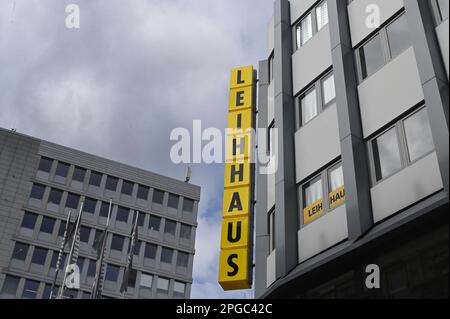 Köln, Deutschland. 19. März 2023. Schriftzug Pfandhaus an einer Hauswand Kredit: Horst Galuschka/dpa/Alamy Live News Stockfoto