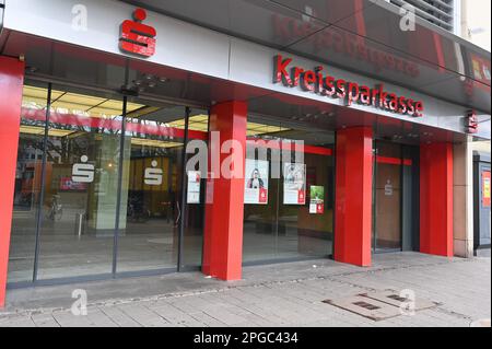 Köln, Deutschland. 19. März 2023. Logo, Schriftzug am Eingang zur Kölner Sparbank: Horst Galuschka/dpa/Alamy Live News Stockfoto