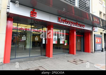 Köln, Deutschland. 19. März 2023. Logo, Schriftzug am Eingang zur Kölner Sparbank: Horst Galuschka/dpa/Alamy Live News Stockfoto