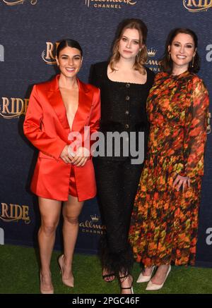 West Hollywood, Kalifornien, USA 21. März 2023 (L-R) Schauspielerin Sara Garcia, Schauspielerin Tiera Skovbye und Schauspielerin Chyler Leigh nehmen am 21. März 2023 in West Hollywood, Kalifornien, USA, an der Premiere von Hallmarks „Ride“ Teil. Foto: Barry King/Alamy Live News Stockfoto