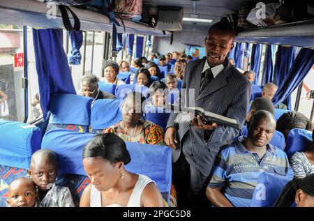 SAMBIA Lusaka, Prediger spricht Segen für eine gute Reise im Fernbus Stockfoto