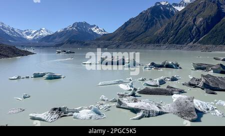 Eisberge treiben auf der milchigen Wasseroberfläche im alpinen Tasman Glacial Lake im Aoraki Mt Cook National Park Stockfoto