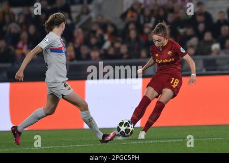 Benedetta Glionna (Roma Femminile)Irene Paredes (Barcelona Women) beim UEFA Women Champions League-Spiel zwischen Roma Women 0-1 Barcelona Women im Olimpic Stadium am 21. März 2023 in Roma, Italien. Kredit: Maurizio Borsari/AFLO/Alamy Live News Stockfoto