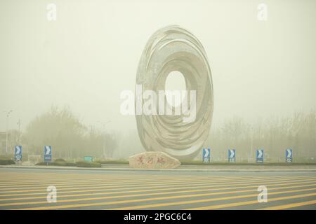 BINZHOU, CHINA - 22. MÄRZ 2023 - Ein Blick auf die Stadt während eines Sandsturms in Binzhou, Provinz Shandong, China, 22. März 2023. Stockfoto