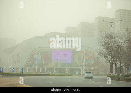 BINZHOU, CHINA - 22. MÄRZ 2023 - Ein Blick auf die Stadt während eines Sandsturms in Binzhou, Provinz Shandong, China, 22. März 2023. Stockfoto