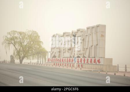 BINZHOU, CHINA - 22. MÄRZ 2023 - Ein Blick auf die Stadt während eines Sandsturms in Binzhou, Provinz Shandong, China, 22. März 2023. Stockfoto