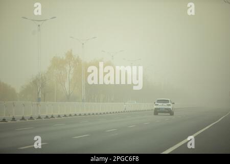 BINZHOU, CHINA - 22. MÄRZ 2023 - Ein Blick auf die Stadt während eines Sandsturms in Binzhou, Provinz Shandong, China, 22. März 2023. Stockfoto