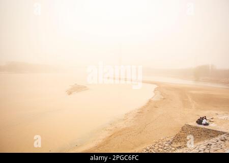 BINZHOU, CHINA - 22. MÄRZ 2023 - Ein Blick auf die Stadt während eines Sandsturms in Binzhou, Provinz Shandong, China, 22. März 2023. Stockfoto