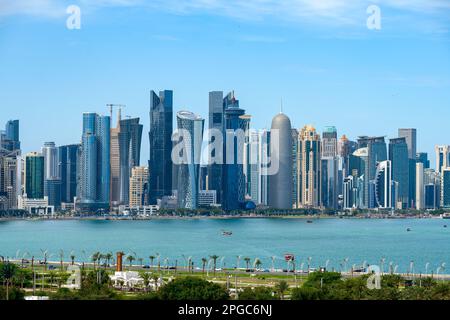 Wunderschöner Blick aus der Vogelperspektive auf die Skyline von Doha vom Corniche Bidda Park Stockfoto