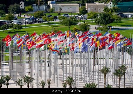 Die Flag Plaza zeigt 119 Flaggen aus Ländern mit zugelassenen diplomatischen Missionen, darunter Flaggen der Europäischen Union, der Vereinten Nationen und Th Stockfoto