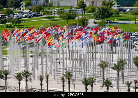 Die Flag Plaza zeigt 119 Flaggen aus Ländern mit zugelassenen diplomatischen Missionen, darunter Flaggen der Europäischen Union, der Vereinten Nationen und Th Stockfoto