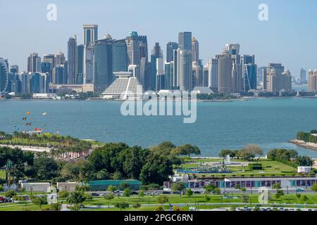 Wunderschöner Blick aus der Vogelperspektive auf die Skyline von Doha vom Corniche Bidda Park Stockfoto