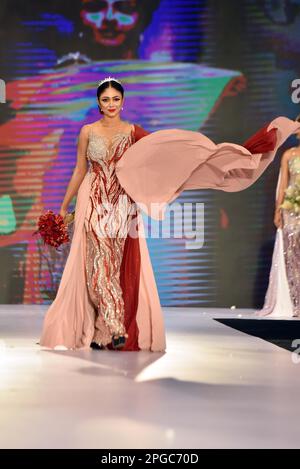 Colombo, Sri Lanka. 21. März 2023. Ein Modell präsentiert eine Kreation während einer Hochzeitsshow in Colombo, Sri Lanka, am 21. März 2023. Kredit: Gayan Sameera/Xinhua/Alamy Live News Stockfoto