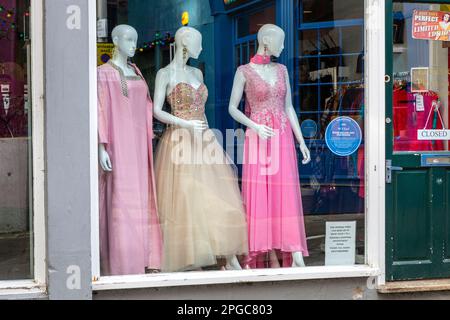 Drei Schaufensterpuppen in langen Kleidern in einem Schaufenster, Stockfoto