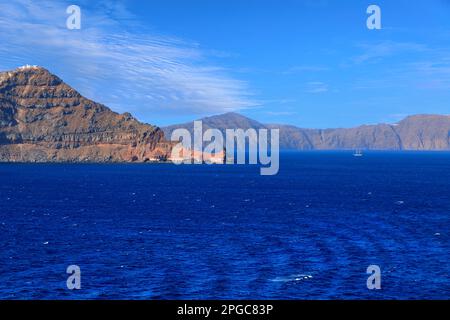 Typische Küste von Santorin, Mitglied der Kykladen-Inselgruppe in Griechenland. Stockfoto