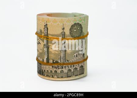 50 Piasters Half EGP LE Egyptian Pfund Bargeld Scheine zusammengerollt mit Gummibändern mit einem Bild der Al Azhar Moschee und Ramesses II der zweiten 2., z. B. Stockfoto