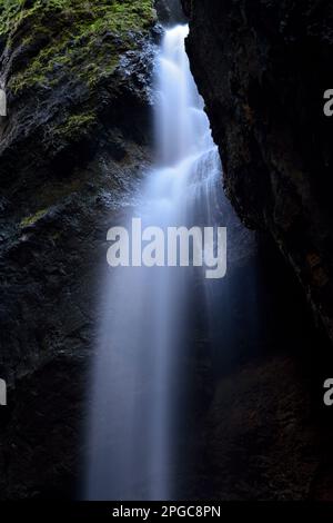 Wasserfall im Breitachklamm, eine Schlucht, die vom Breitach in der Region Allgäu in Süddeutschland geschaffen wurde, am Ausgang des Kleinwalsert Stockfoto