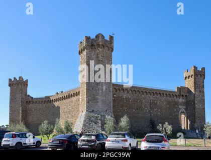 Montalcino, Italien - 12. September 2022: Festung aus dem 14. Jahrhundert, die 1571 von Cosimo i de'Medici erweitert wurde. Montalcino, Italien Stockfoto