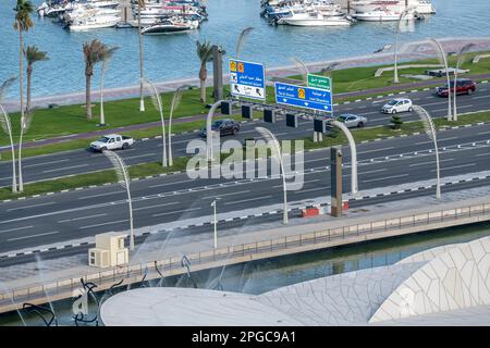 Luftaufnahme der Straßen von Doha und des Verkehrs auf der corniche Road Stockfoto