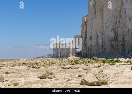 Küste und hohe Klippen nahe Ault an einem sonnigen Tag im Sommer, blauer Himmel, Nordfrankreich Stockfoto