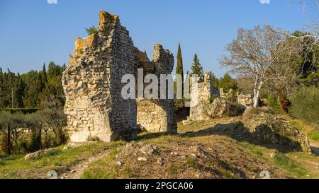 Barbegal Aquädukt und Mühlen in der Nähe von Arles an einem sonnigen Tag im Frühling. Diese römische Anlage besteht aus einem Aquädukt und 16 Wasserrädern in zwei parallelen Sets Stockfoto
