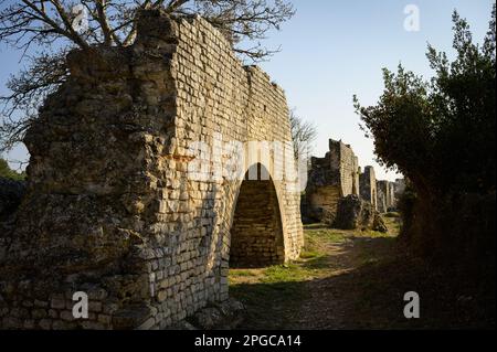 Barbegal Aquädukt und Mühlen in der Nähe von Arles an einem sonnigen Tag im Frühling. Diese römische Anlage besteht aus einem Aquädukt und 16 Wasserrädern in zwei parallelen Sets Stockfoto