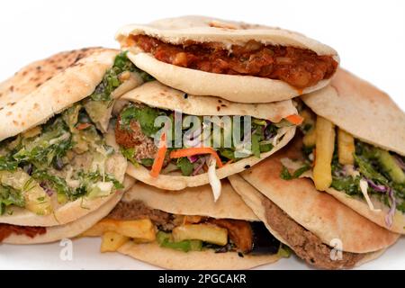 Traditionelle ägyptische beliebte Frühstückssandwiches mit pürierten Fava-Bohnen, gebratenen knusprigen Falafel-Bällen, gebratenen Kartoffeln, Moussaka in Shami-Brot und Stockfoto