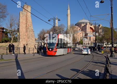 Istanbul Tram auf Divan Yolu CD, Hagia Sophia Moschee im Hintergrund Istanbul, Türkei Stockfoto