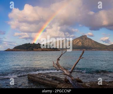Wunderschöner Morgen voller Regenbogen über der Dracheninsel Sant Elm Mallorca Spanien Stockfoto