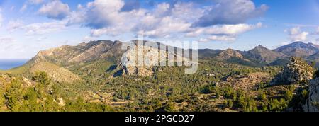 Wanderung von Sant Elm zum Port de Andraxt Mallorca mit herrlichem Blick auf die Tramuntana Berge Stockfoto