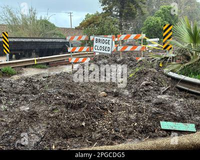 Carpinteria, Kalifornien, USA. 21. März 2023. Die Padero Lane Road ist am 21. Und 22. März geschlossen, da der neueste stimmungsvolle Fluss Ströme von Regen mit Hurrikan-schnellen Winden hinunterschickt, die Bäume stürzten und die Brücke blockierten, wodurch Eigentümer von Wohnungen im Wert von zwanzig Millionen bis einhundert Millionen Dollar daran gehindert wurden, von ihren Wohnungen zu kommen oder zu gehen (Kreditbild: © Amy Katz/ZUMA Press Wire) NUR REDAKTIONELLE VERWENDUNG! Nicht für den kommerziellen GEBRAUCH! Stockfoto