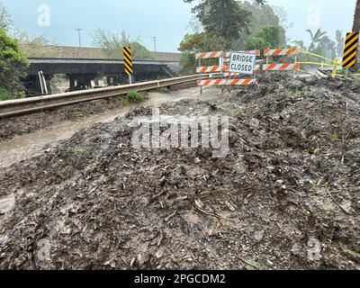 Carpinteria, Kalifornien, USA. 21. März 2023. Die Padero Lane Road ist am 21. Und 22. März geschlossen, da der neueste stimmungsvolle Fluss Ströme von Regen mit Hurrikan-schnellen Winden hinunterschickt, die Bäume stürzten und die Brücke blockierten, wodurch Eigentümer von Wohnungen im Wert von zwanzig Millionen bis einhundert Millionen Dollar daran gehindert wurden, von ihren Wohnungen zu kommen oder zu gehen (Kreditbild: © Amy Katz/ZUMA Press Wire) NUR REDAKTIONELLE VERWENDUNG! Nicht für den kommerziellen GEBRAUCH! Stockfoto