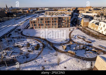 Außenfassade Wohngebäude im Ettegerpark bei Sonnenaufgang nach einem Schneesturm mit schneebedeckten Ettegerpark. Stockfoto