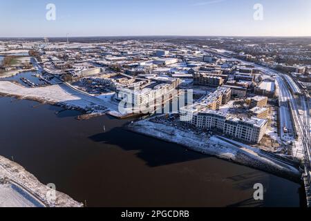 Luftlandschaft nach einem Schneesturm mit Stahlbrücke über den Fluss IJssel und weiße Überschwemmungsebenen der holländischen mittelalterlichen Turmstadt Zutphen Stockfoto