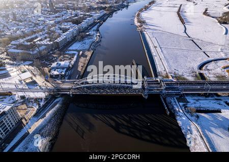 Luftlandschaft nach einem Schneesturm mit Stahlbrücke über den Fluss IJssel und weiße Überschwemmungsebenen der holländischen mittelalterlichen Turmstadt Zutphen Stockfoto