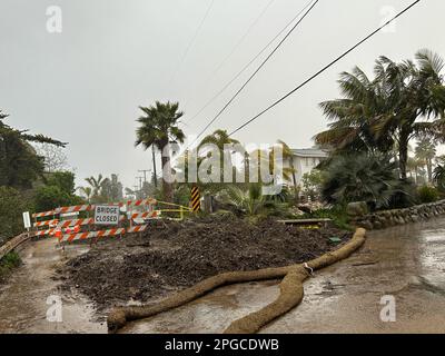 Carpinteria, Kalifornien, USA. 21. März 2023. Die Padero Lane Road ist am 21. Und 22. März geschlossen, da der neueste stimmungsvolle Fluss Ströme von Regen mit Hurrikan-schnellen Winden hinunterschickt, die Bäume stürzten und die Brücke blockierten, wodurch Eigentümer von Wohnungen im Wert von zwanzig Millionen bis einhundert Millionen Dollar daran gehindert wurden, von ihren Wohnungen zu kommen oder zu gehen (Kreditbild: © Amy Katz/ZUMA Press Wire) NUR REDAKTIONELLE VERWENDUNG! Nicht für den kommerziellen GEBRAUCH! Stockfoto