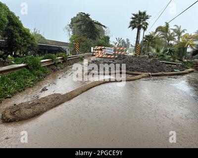 Carpinteria, Kalifornien, USA. 21. März 2023. Die Padero Lane Road ist am 21. Und 22. März geschlossen, da der neueste stimmungsvolle Fluss Ströme von Regen mit Hurrikan-schnellen Winden hinunterschickt, die Bäume stürzten und die Brücke blockierten, wodurch Eigentümer von Wohnungen im Wert von zwanzig Millionen bis einhundert Millionen Dollar daran gehindert wurden, von ihren Wohnungen zu kommen oder zu gehen (Kreditbild: © Amy Katz/ZUMA Press Wire) NUR REDAKTIONELLE VERWENDUNG! Nicht für den kommerziellen GEBRAUCH! Stockfoto