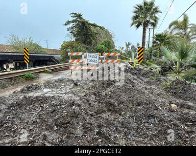 Carpinteria, Kalifornien, USA. 21. März 2023. Die Padero Lane Road ist am 21. Und 22. März geschlossen, da der neueste stimmungsvolle Fluss Ströme von Regen mit Hurrikan-schnellen Winden hinunterschickt, die Bäume stürzten und die Brücke blockierten, wodurch Eigentümer von Wohnungen im Wert von zwanzig Millionen bis einhundert Millionen Dollar daran gehindert wurden, von ihren Wohnungen zu kommen oder zu gehen (Kreditbild: © Amy Katz/ZUMA Press Wire) NUR REDAKTIONELLE VERWENDUNG! Nicht für den kommerziellen GEBRAUCH! Stockfoto