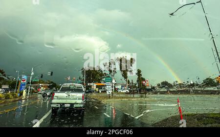 Carpinteria, Kalifornien, USA. 21. März 2023. regenbogen auf der rechten Seite und Telefonmast verzogen von Regentropfen auf der Windschutzscheibe, während Licht durch die schweren Wolken bricht, nahe Carpinteria, CA, am Eingang zum 101 S Freeway. (Kreditbild: © Amy Katz/ZUMA Press Wire) NUR REDAKTIONELLE VERWENDUNG! Nicht für den kommerziellen GEBRAUCH! Stockfoto