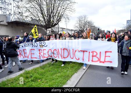 Paris, Frankreich, 21. März 2023, Atmosphäre während der Studentenproteste gegen die Rentenreform im 13. Bezirk von Paris am 21. März 2023. Demonstration wenige Tage, nachdem die Regierung eine Rentenreform ohne Abstimmung durch das parlament gedrängt hat, unter Anwendung von Artikel 49,3 der Verfassung. Die Regierung des französischen Premierministers überlebte am 20. März 2023 knapp den ersten und riskanteren Misstrauensantrag zweier Misstrauensanträge über ihre Entscheidung, das parlament zu umgehen und eine umstrittene Rentenreform durchzusetzen. Der französische Präsident sagte Verbündeten, er wolle die Regierung am Leben erhalten und das parlament nicht auflösen. Stockfoto