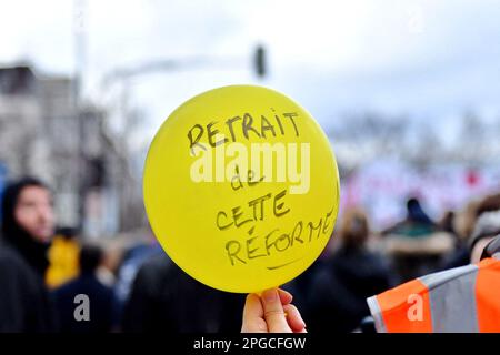 Paris, Frankreich, 21. März 2023, Atmosphäre während der Studentenproteste gegen die Rentenreform im 13. Bezirk von Paris am 21. März 2023. Demonstration wenige Tage, nachdem die Regierung eine Rentenreform ohne Abstimmung durch das parlament gedrängt hat, unter Anwendung von Artikel 49,3 der Verfassung. Die Regierung des französischen Premierministers überlebte am 20. März 2023 knapp den ersten und riskanteren Misstrauensantrag zweier Misstrauensanträge über ihre Entscheidung, das parlament zu umgehen und eine umstrittene Rentenreform durchzusetzen. Der französische Präsident sagte Verbündeten, er wolle die Regierung am Leben erhalten und das parlament nicht auflösen. Stockfoto