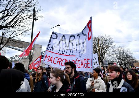 Paris, Frankreich, 21. März 2023, Atmosphäre während der Studentenproteste gegen die Rentenreform im 13. Bezirk von Paris am 21. März 2023. Demonstration wenige Tage, nachdem die Regierung eine Rentenreform ohne Abstimmung durch das parlament gedrängt hat, unter Anwendung von Artikel 49,3 der Verfassung. Die Regierung des französischen Premierministers überlebte am 20. März 2023 knapp den ersten und riskanteren Misstrauensantrag zweier Misstrauensanträge über ihre Entscheidung, das parlament zu umgehen und eine umstrittene Rentenreform durchzusetzen. Der französische Präsident sagte Verbündeten, er wolle die Regierung am Leben erhalten und das parlament nicht auflösen. Stockfoto