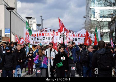 Paris, Frankreich, 21. März 2023, Atmosphäre während der Studentenproteste gegen die Rentenreform im 13. Bezirk von Paris am 21. März 2023. Demonstration wenige Tage, nachdem die Regierung eine Rentenreform ohne Abstimmung durch das parlament gedrängt hat, unter Anwendung von Artikel 49,3 der Verfassung. Die Regierung des französischen Premierministers überlebte am 20. März 2023 knapp den ersten und riskanteren Misstrauensantrag zweier Misstrauensanträge über ihre Entscheidung, das parlament zu umgehen und eine umstrittene Rentenreform durchzusetzen. Der französische Präsident sagte Verbündeten, er wolle die Regierung am Leben erhalten und das parlament nicht auflösen. Stockfoto