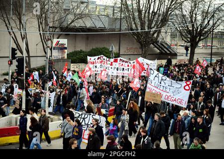 Paris, Frankreich, 21. März 2023, Atmosphäre während der Studentenproteste gegen die Rentenreform im 13. Bezirk von Paris am 21. März 2023. Demonstration wenige Tage, nachdem die Regierung eine Rentenreform ohne Abstimmung durch das parlament gedrängt hat, unter Anwendung von Artikel 49,3 der Verfassung. Die Regierung des französischen Premierministers überlebte am 20. März 2023 knapp den ersten und riskanteren Misstrauensantrag zweier Misstrauensanträge über ihre Entscheidung, das parlament zu umgehen und eine umstrittene Rentenreform durchzusetzen. Der französische Präsident sagte Verbündeten, er wolle die Regierung am Leben erhalten und das parlament nicht auflösen. Stockfoto