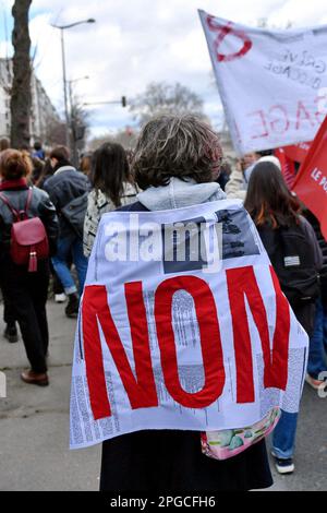 Paris, Frankreich, 21. März 2023, Atmosphäre während der Studentenproteste gegen die Rentenreform im 13. Bezirk von Paris am 21. März 2023. Demonstration wenige Tage, nachdem die Regierung eine Rentenreform ohne Abstimmung durch das parlament gedrängt hat, unter Anwendung von Artikel 49,3 der Verfassung. Die Regierung des französischen Premierministers überlebte am 20. März 2023 knapp den ersten und riskanteren Misstrauensantrag zweier Misstrauensanträge über ihre Entscheidung, das parlament zu umgehen und eine umstrittene Rentenreform durchzusetzen. Der französische Präsident sagte Verbündeten, er wolle die Regierung am Leben erhalten und das parlament nicht auflösen. Stockfoto