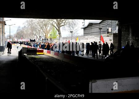 Paris, Frankreich, 21. März 2023, Atmosphäre während der Studentenproteste gegen die Rentenreform im 13. Bezirk von Paris am 21. März 2023. Demonstration wenige Tage, nachdem die Regierung eine Rentenreform ohne Abstimmung durch das parlament gedrängt hat, unter Anwendung von Artikel 49,3 der Verfassung. Die Regierung des französischen Premierministers überlebte am 20. März 2023 knapp den ersten und riskanteren Misstrauensantrag zweier Misstrauensanträge über ihre Entscheidung, das parlament zu umgehen und eine umstrittene Rentenreform durchzusetzen. Der französische Präsident sagte Verbündeten, er wolle die Regierung am Leben erhalten und das parlament nicht auflösen. Stockfoto