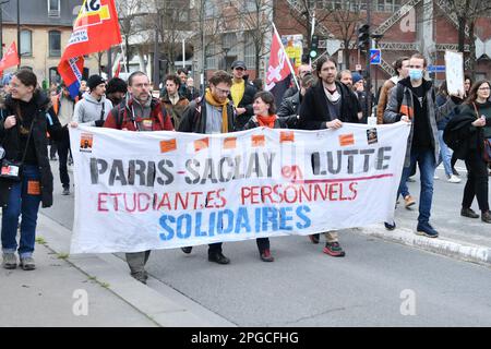 Paris, Frankreich, 21. März 2023, Atmosphäre während der Studentenproteste gegen die Rentenreform im 13. Bezirk von Paris am 21. März 2023. Demonstration wenige Tage, nachdem die Regierung eine Rentenreform ohne Abstimmung durch das parlament gedrängt hat, unter Anwendung von Artikel 49,3 der Verfassung. Die Regierung des französischen Premierministers überlebte am 20. März 2023 knapp den ersten und riskanteren Misstrauensantrag zweier Misstrauensanträge über ihre Entscheidung, das parlament zu umgehen und eine umstrittene Rentenreform durchzusetzen. Der französische Präsident sagte Verbündeten, er wolle die Regierung am Leben erhalten und das parlament nicht auflösen. Stockfoto