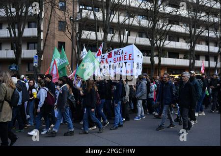 Paris, Frankreich, 21. März 2023, Atmosphäre während der Studentenproteste gegen die Rentenreform im 13. Bezirk von Paris am 21. März 2023. Demonstration wenige Tage, nachdem die Regierung eine Rentenreform ohne Abstimmung durch das parlament gedrängt hat, unter Anwendung von Artikel 49,3 der Verfassung. Die Regierung des französischen Premierministers überlebte am 20. März 2023 knapp den ersten und riskanteren Misstrauensantrag zweier Misstrauensanträge über ihre Entscheidung, das parlament zu umgehen und eine umstrittene Rentenreform durchzusetzen. Der französische Präsident sagte Verbündeten, er wolle die Regierung am Leben erhalten und das parlament nicht auflösen. Stockfoto