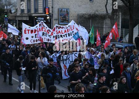 Paris, Frankreich, 21. März 2023, Atmosphäre während der Studentenproteste gegen die Rentenreform im 13. Bezirk von Paris am 21. März 2023. Demonstration wenige Tage, nachdem die Regierung eine Rentenreform ohne Abstimmung durch das parlament gedrängt hat, unter Anwendung von Artikel 49,3 der Verfassung. Die Regierung des französischen Premierministers überlebte am 20. März 2023 knapp den ersten und riskanteren Misstrauensantrag zweier Misstrauensanträge über ihre Entscheidung, das parlament zu umgehen und eine umstrittene Rentenreform durchzusetzen. Der französische Präsident sagte Verbündeten, er wolle die Regierung am Leben erhalten und das parlament nicht auflösen. Stockfoto