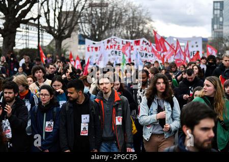 Paris, Frankreich, 21. März 2023, Atmosphäre während der Studentenproteste gegen die Rentenreform im 13. Bezirk von Paris am 21. März 2023. Demonstration wenige Tage, nachdem die Regierung eine Rentenreform ohne Abstimmung durch das parlament gedrängt hat, unter Anwendung von Artikel 49,3 der Verfassung. Die Regierung des französischen Premierministers überlebte am 20. März 2023 knapp den ersten und riskanteren Misstrauensantrag zweier Misstrauensanträge über ihre Entscheidung, das parlament zu umgehen und eine umstrittene Rentenreform durchzusetzen. Der französische Präsident sagte Verbündeten, er wolle die Regierung am Leben erhalten und das parlament nicht auflösen. Stockfoto